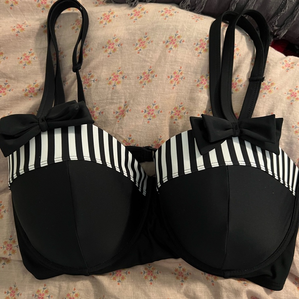 XL Unique Vintage Black and White Striped Contrast Bowed Over Swim Top
